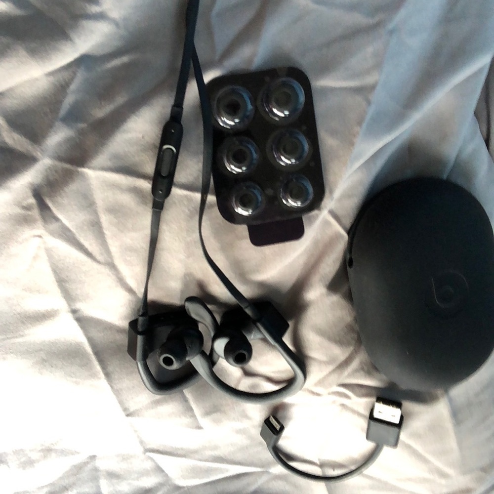 Power Beats 3s - Picture 4 of 4